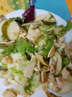 Una foto de Ensalada de pera y pollo