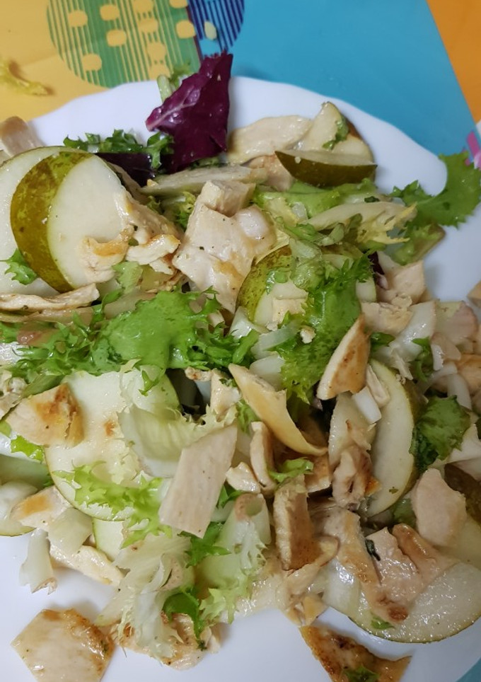 Una foto de Ensalada de pera y pollo