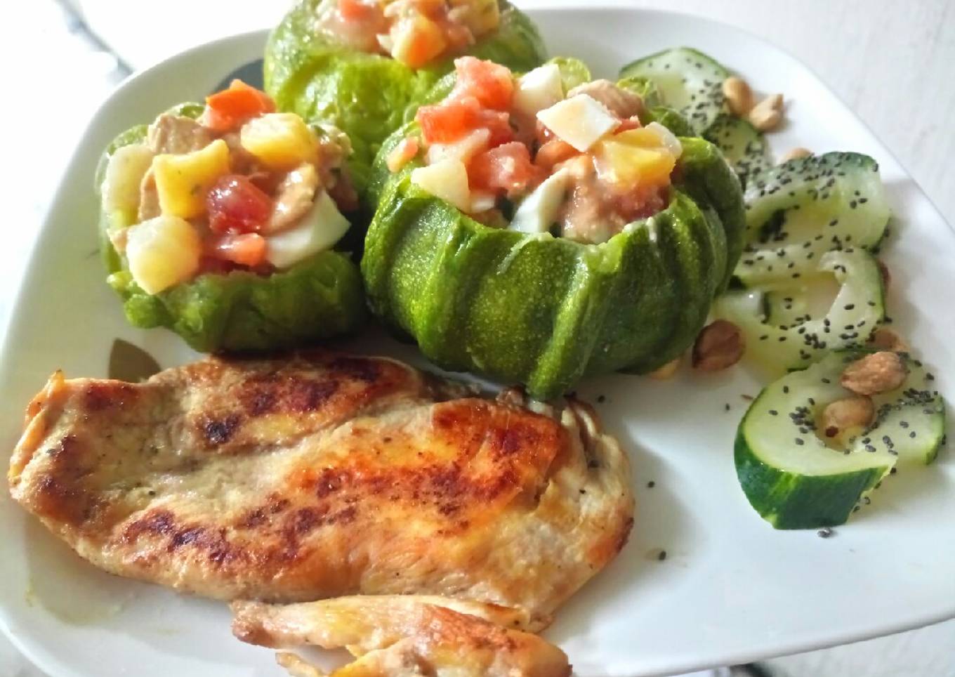 Calabacitas rellenas y pechuga (alto en proteína)