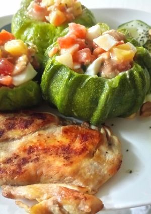 Una foto de Calabacitas rellenas y pechuga (alto en proteína)