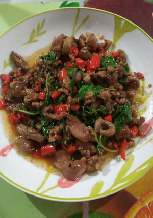 รูปของ กะเพราเครื่องในไก่