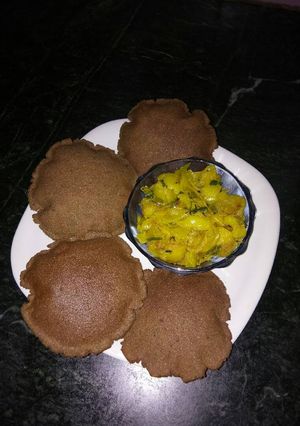 A picture of Bajre ke aate ki chapati puri.