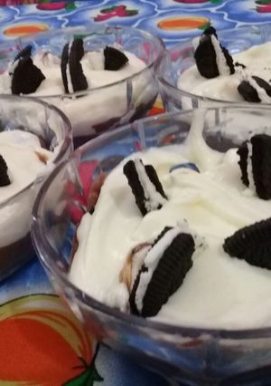 Una foto de Postre Símil la Copa Serenito con extra de galletitas oreo ;)