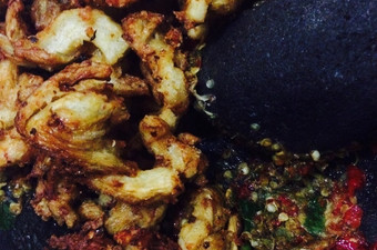 Bagaimana Membuat Jamur Tiram Goreng Tepung Sambel Penyet, Sempurna