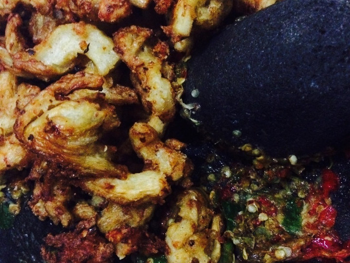 Bagaimana Membuat Jamur Tiram Goreng Tepung Sambel Penyet, Sempurna