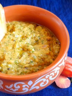 हिरव्या टोमॅटोची चटणी (Green Tomato Chutney Recipe In Marathi) रेसिपी चे मुख्य फोटो 