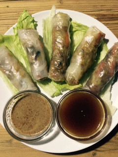 Una foto de Rollitos vietnamitas dos salsas