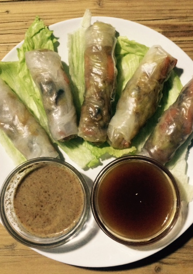 Una foto de Rollitos vietnamitas dos salsas