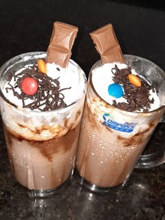 ડેરીમિલ્ક શેક (Dairy Milk Shake Recipe In Gujarati) રેસીપી મુખ્ય ફોટો