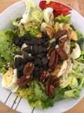 Salade de laitue romaine, œufs et oléagineuses