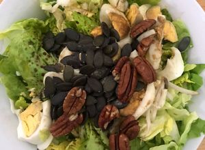 Une photo de Salade de laitue romaine, œufs et oléagineuses