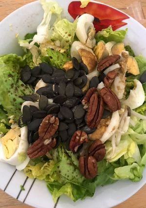 Une photo de Salade de laitue romaine, œufs et oléagineuses