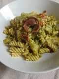Fusilli con broccoli, acciughe e peperoncini tondi