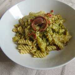 Foto di Fusilli con broccoli, acciughe e peperoncini tondi