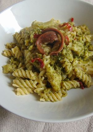 Foto di Fusilli con broccoli, acciughe e peperoncini tondi