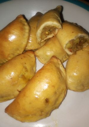 A picture of Stove top baked meat pie.
