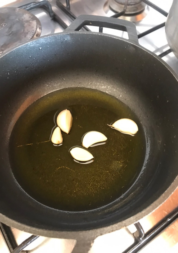 Una foto de Cómo perfumar aceite con ajos
