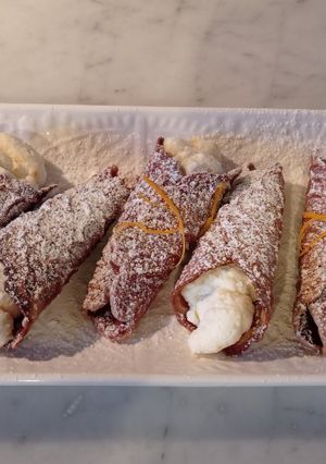 Foto di Cannoli di farina di castagne farciti con ricotta aromatizzata all' arancia e limoncello 🍋