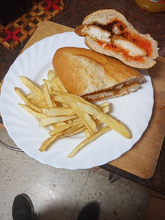 Una foto de Bocadillo de barritas de gallo, papas fritas y mojo