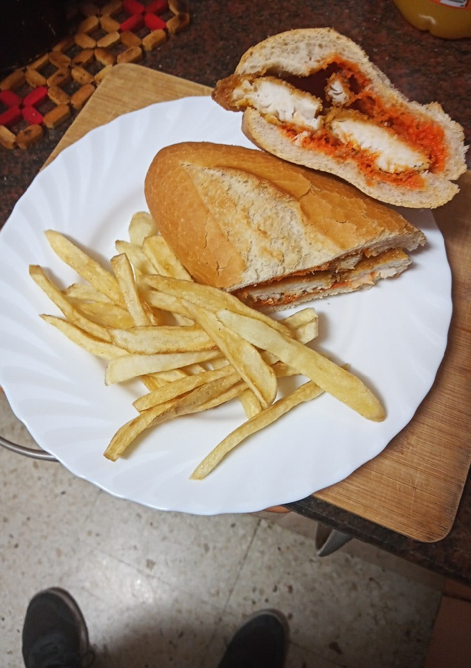 Una foto de Bocadillo de barritas de gallo, papas fritas y mojo