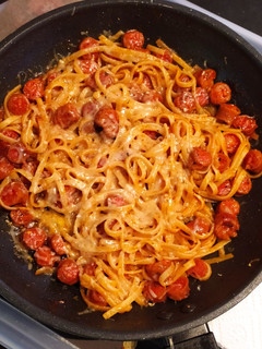 Una foto de Pasta con salchichas y queso