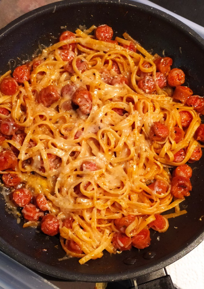 Una foto de Pasta con salchichas y queso