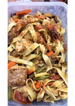 Una foto de Noodles de espinaca con verdura y tofu