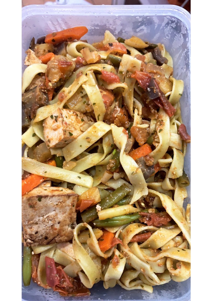 Una foto de Noodles de espinaca con verdura y tofu