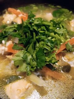 Una foto de Sopa de pollo con verduras y arroz 🍗🧄🥕🥬🍚