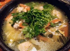 Una foto de Sopa de pollo con verduras y arroz 🍗🧄🥕🥬🍚