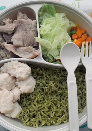 รูปของ บะหมี่เส้นผัก หมูเด้ง