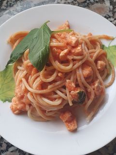 Una foto de Pasta con salmón y mozzarella