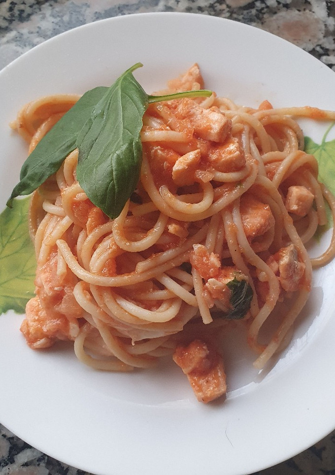 Una foto de Pasta con salmón y mozzarella
