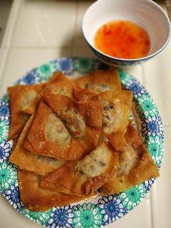 Hình của món Hoành thánh chiên.