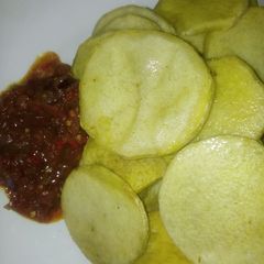 A picture of Plain yam with peppered sauce.