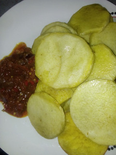 A picture of Plain yam with peppered sauce.