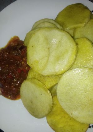 A picture of Plain yam with peppered sauce.