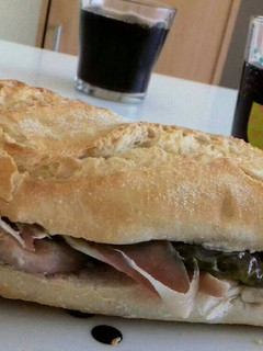 Una foto de Bocadillo de Serranito