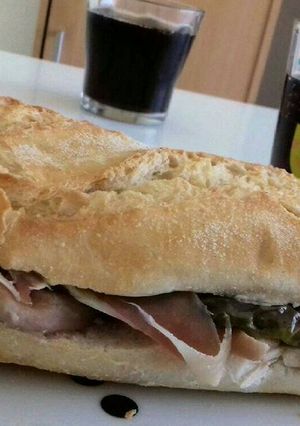 Una foto de Bocadillo de Serranito
