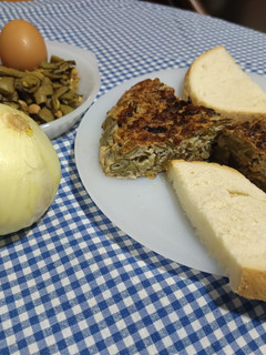 Una foto de Tortilla de habas y cebolla