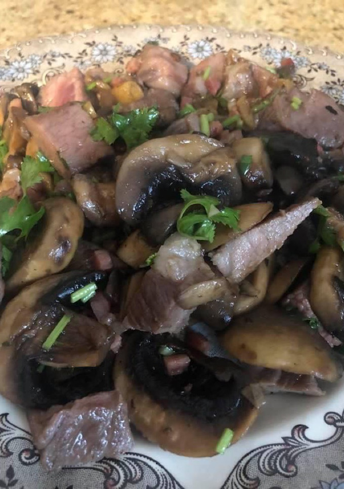 Una foto de Champiñones salteados con puntas de solomillo