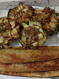 Una foto de Alcachofas y calabacines fritos