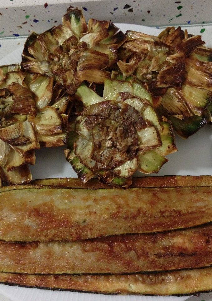 Una foto de Alcachofas y calabacines fritos