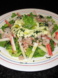 Una foto de Lechuga con palitos de surimi y gambas con mayonesa al eneldo