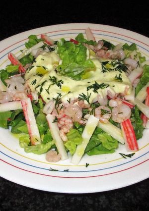 Foto principal de Lechuga con palitos de surimi y gambas con mayonesa al eneldo