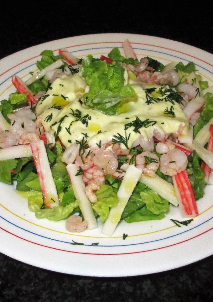 Una foto de Lechuga con palitos de surimi y gambas con mayonesa al eneldo