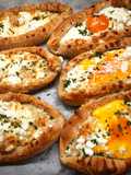 Grúz sajtos csónak (Adjaruli khachapuri)
