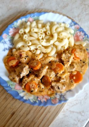 Tejszínes zöldséges bazsalikomos sértés comb szeletek recept fotója