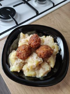 Tejfölös burgonyafőzelék fasírttal recept fotója
