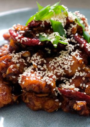 A picture of General Tso's Chicken.